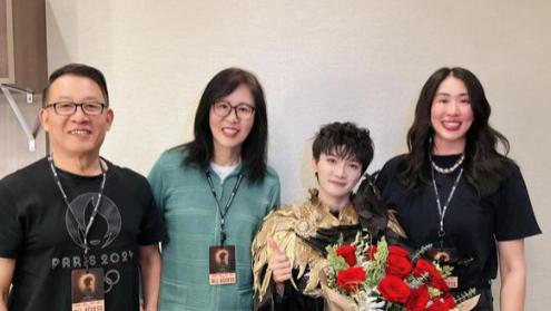 65岁郎平，和丈夫手牵手恩爱！周深邀请郎导一家看演唱会