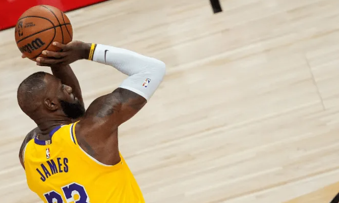 我是相信他能调整过来，不过以前趋势没有这两场这么拉的时候，确实也是老了。詹姆斯以