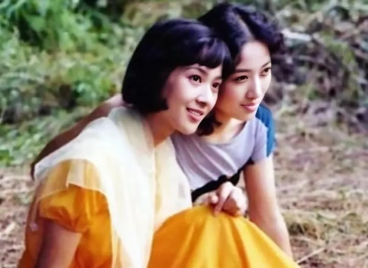 龚雪与妹妹的一张留影，姐妹俩都是高颜值[哈哈笑][哈哈笑][哈哈笑]