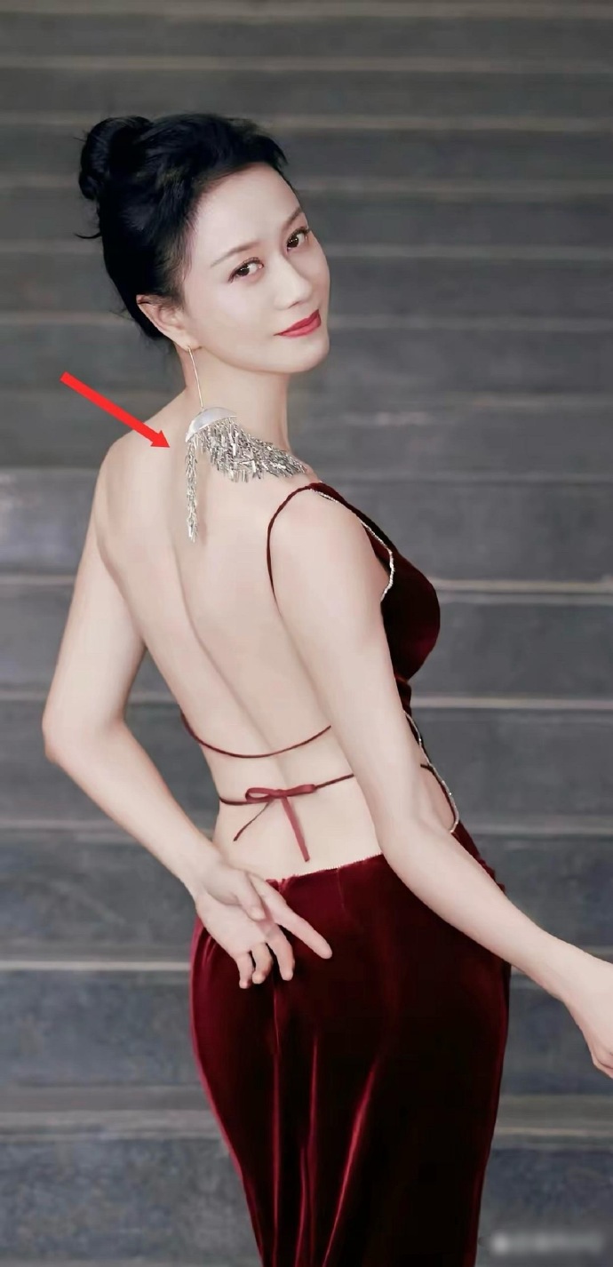 我的老天奶啊，倪虹洁竟然都48岁了，这纤薄的美背让人好羡慕啊