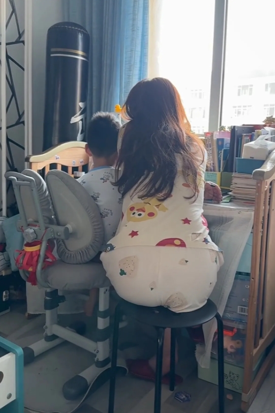 孩子的教育太愁人了，作业得每天盯着写。