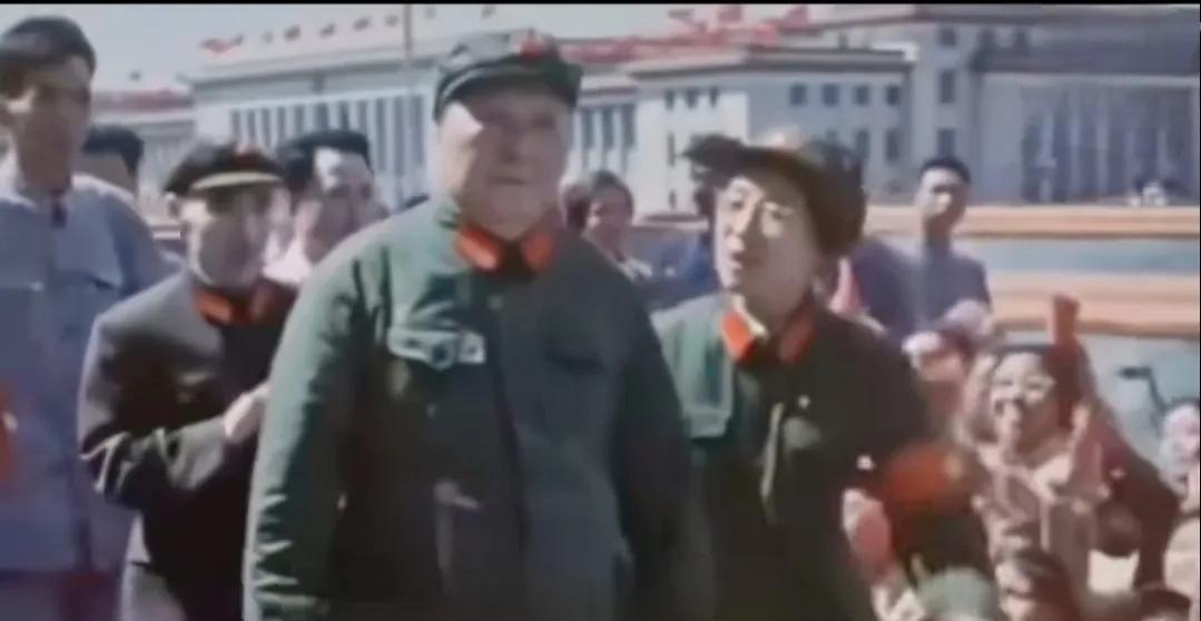 1966年8月18日，第一次接见来自全国各地的红卫兵大会结束后，肖力陪同老人家走