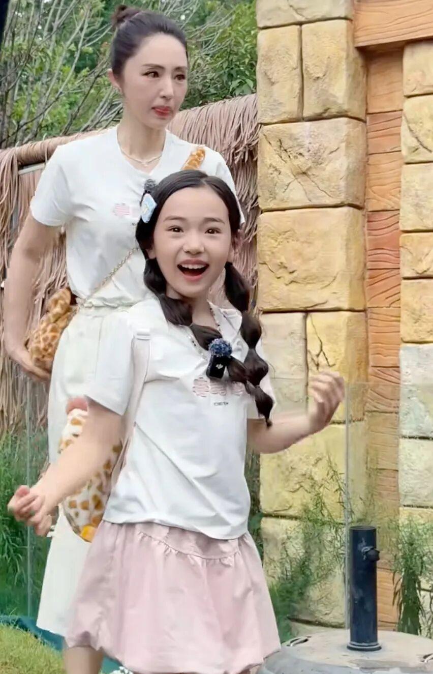 其实董璇一点也不恋爱脑，相反她是事业脑！
当时在《姐姐当家》的发布会上面，她自己