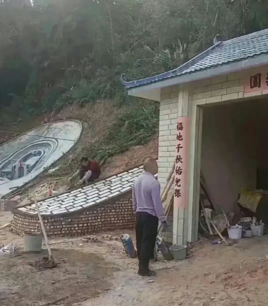 某地，有人给先人坟墓砌房子。
不让老祖宗接受日月精华，是爱还是恨？ ​ ​​​