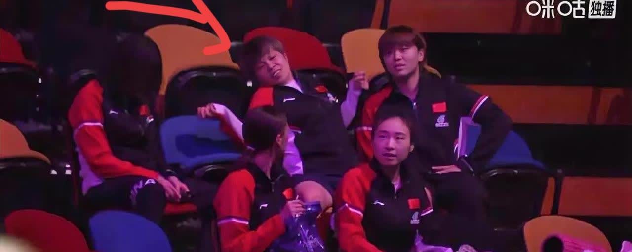 笑不活了，
陈幸同跟韩莹比赛结束时，
镜头给到了观众席上的国乒女队，
王艺