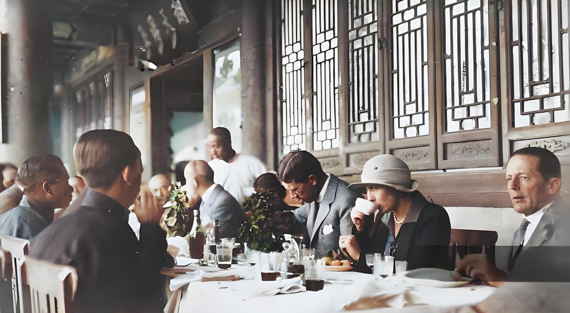 这张照片记录的是1926年瑞典王储古斯塔夫·阿道夫（后即位为瑞典国王古斯塔夫六世