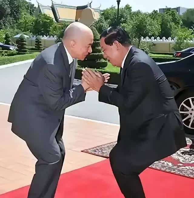 柬埔寨国王👑西哈莫尼与洪森前首相见面相互下蹲谦让，让对方高高在上、高人一等，自