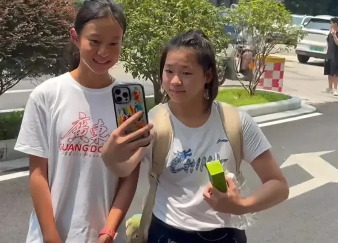 这是全红婵今天在广州二沙训练场的几张最新画面。

图中全红婵的体型并没有明显
