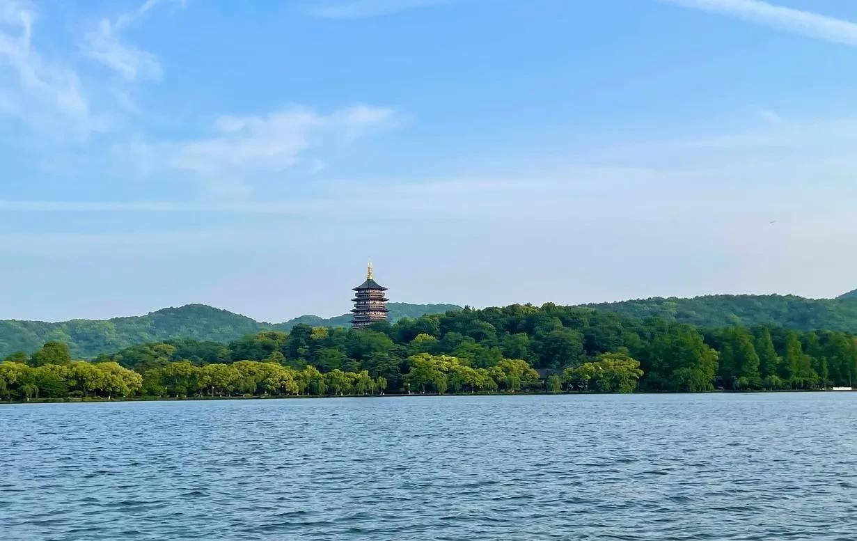 杭州有个免费的西湖，扬州有个门票100块的“瘦西湖”。
杭州的“西湖”其实早年也