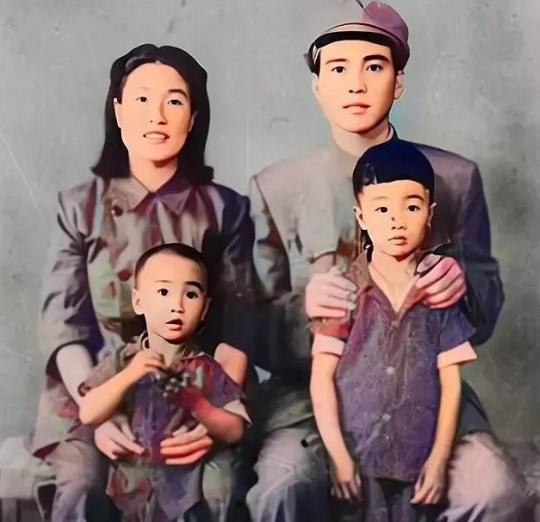 1951年，刘青山的一张全家福，坐进口小轿车，口味刁钻，生活腐化
在天津地界上，