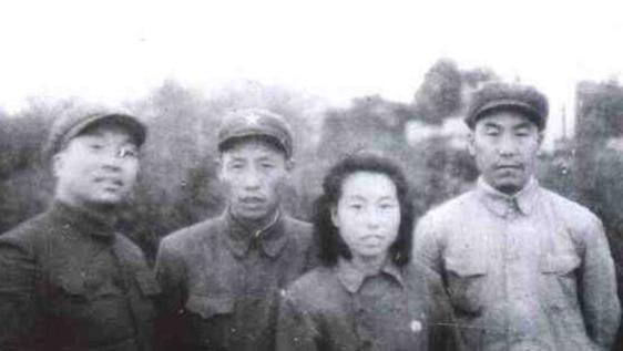 他当上军政委带妻儿回老家，20年不见，哥哥有点儿生疏，不知所措