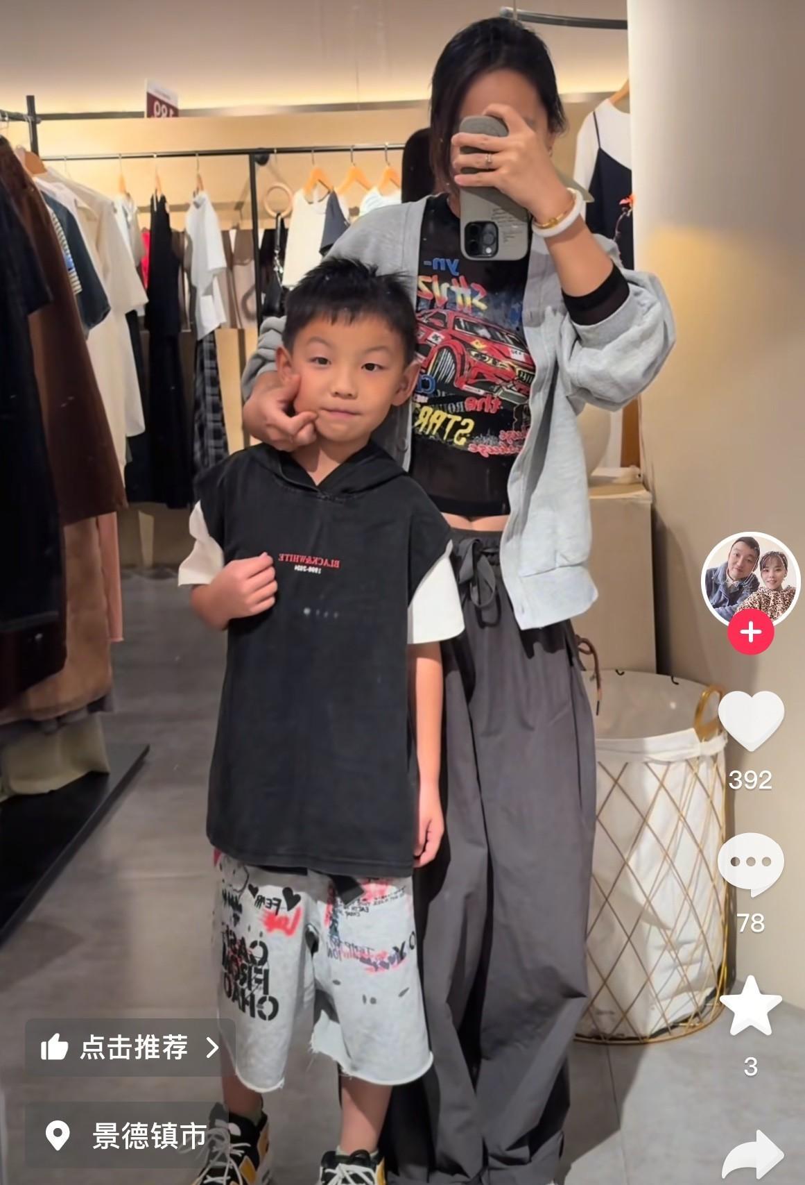 熊磊今天没有直播也没有去炸鸡店，而是带儿子去上课，去逛街，去吃饭了！
这孩子真是