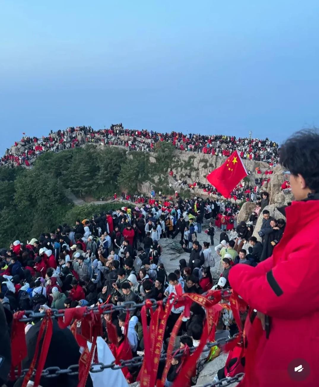 万万没想到啊，
人多得离谱！
山路上、观景台，密密麻麻全是人，缆车都排不上。
想