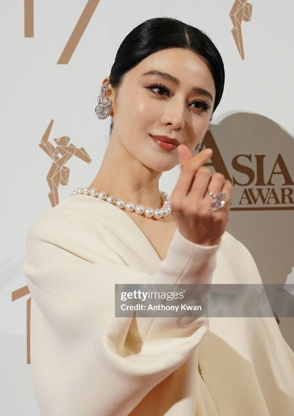 范冰冰亚洲电影大奖红毯照，还是那么美丽惊艳，霸气十足。