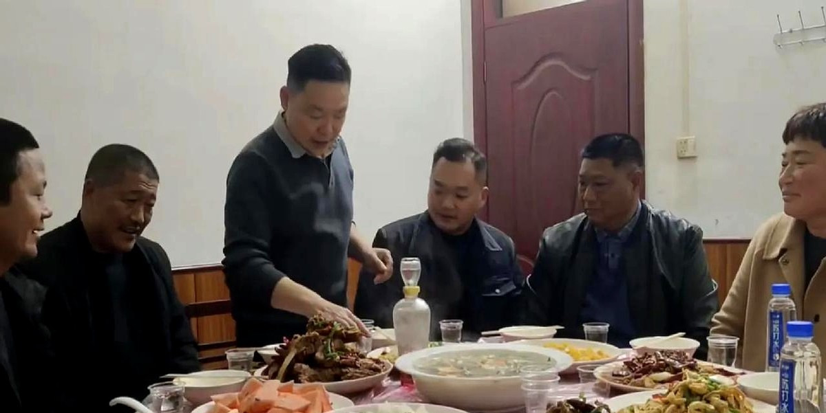 网红连杰蹭吃蹭喝引争议











天呐！网红连杰最近的骚操作真是让人