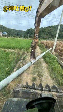 无所不能的摇臂：挖掘机携带一根电线杆子，来到了指定的地方，又切换了一个旋转的机械