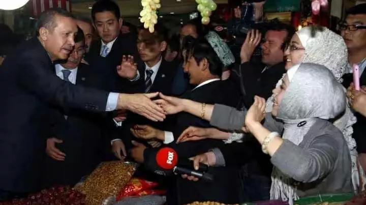 土耳其总统埃尔多安狼子野心，对我国西域有觊觎之心。
几年前他访问西域，到了西域就