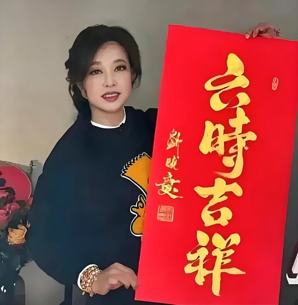 74岁刘晓庆直播卖字！销量很可观