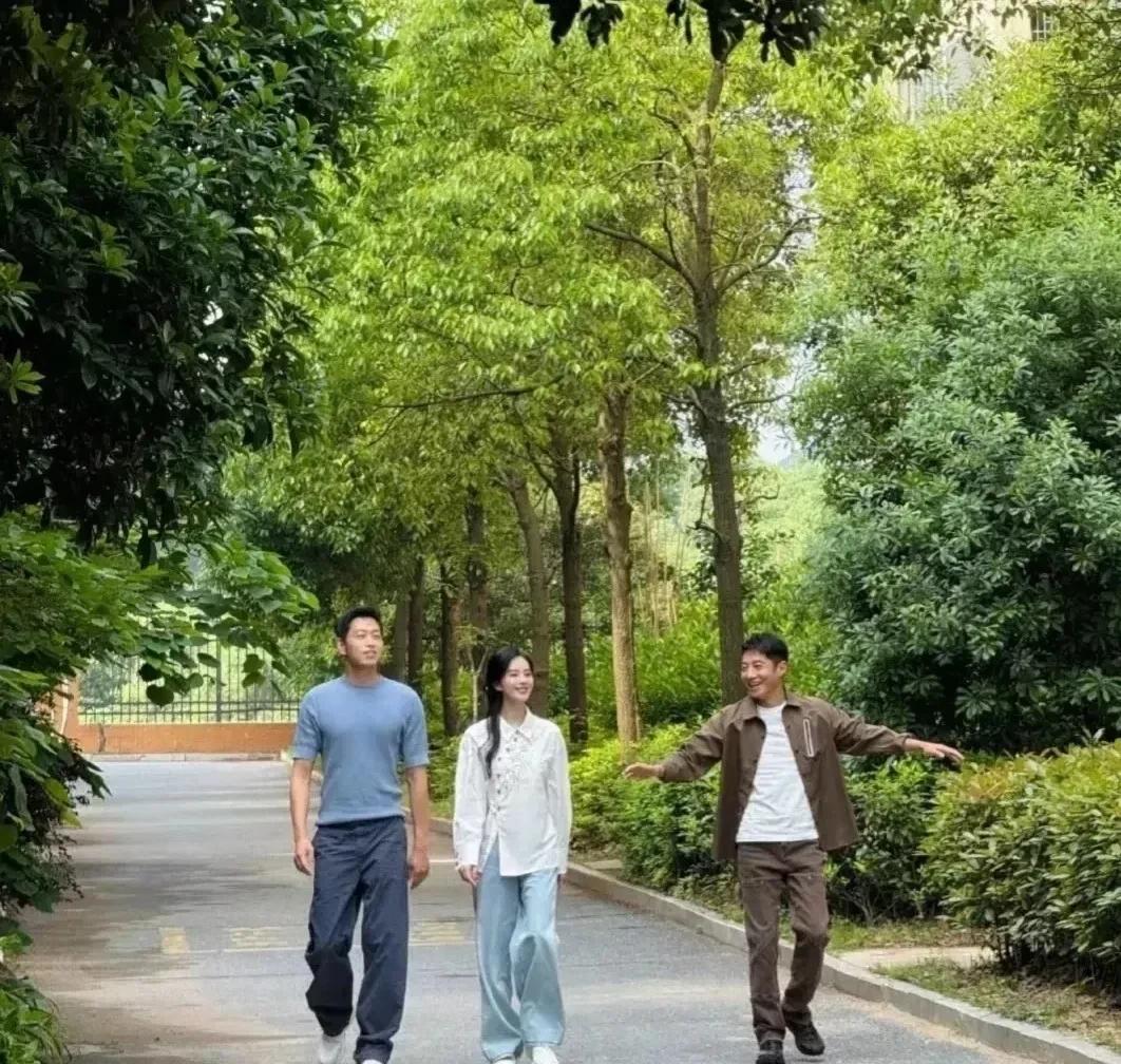 都说刘诗诗个子矮，
那得看跟谁比，
你说她没有160cm，
撒贝宁第一个不答应！