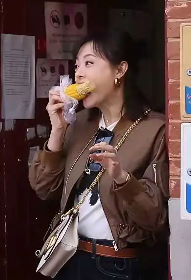 孙俪是真的吃玉米啊！接地气

