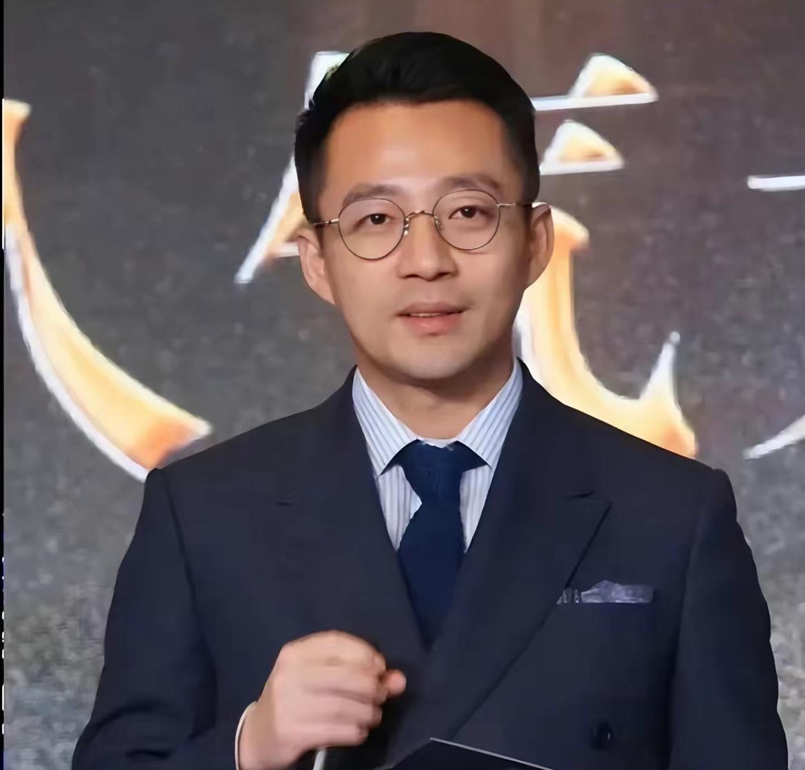 我敢说汪小菲是全网最拼命的人
但凡他少跑一趟台北，少开两场直播，
少管点闲事，多