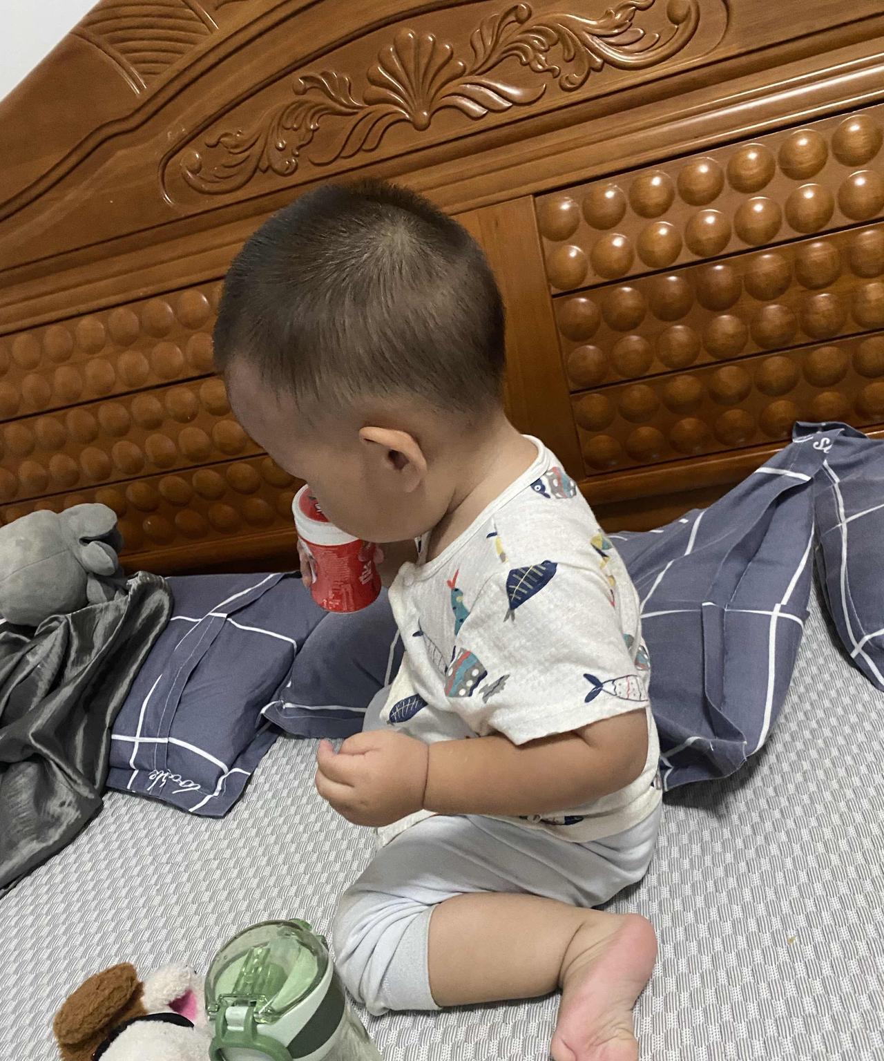 带娃以后才知道：
1.一岁以后如果不给宝宝穿尿不湿的情况下，出门要带好湿纸巾和多