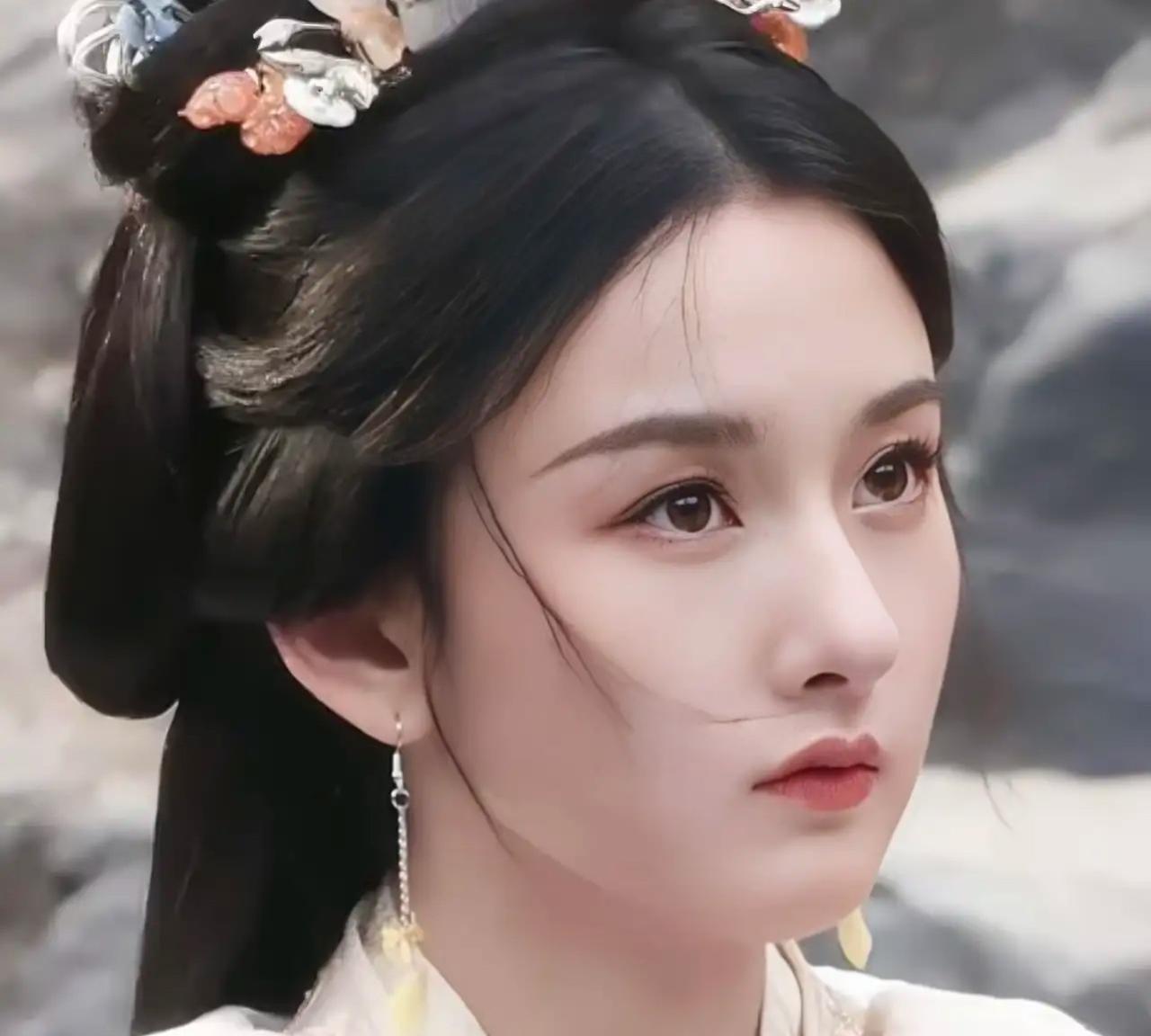 《折腰》女主是大美人，
这一点观众是没有任何违和感的，
反而觉得这个角色被这么美