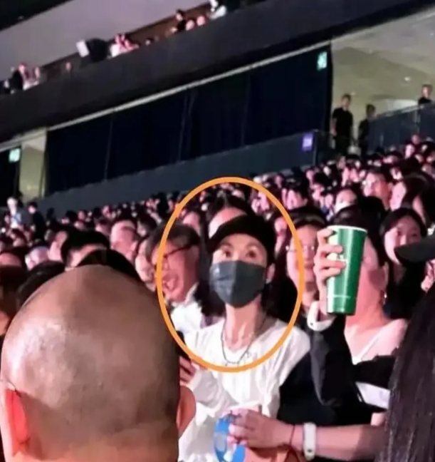近日，久未现身的曼神在知名乐队Coldplay的演唱会上被认出，坐在观众席上的张