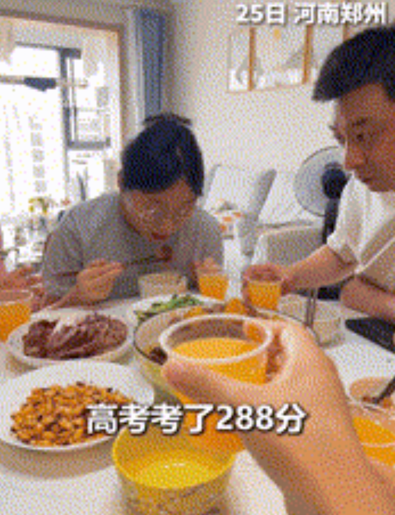 “谁说高考只能庆祝高分！”河南郑州，一位妈妈在女儿查出288分后，特意下厨做了一