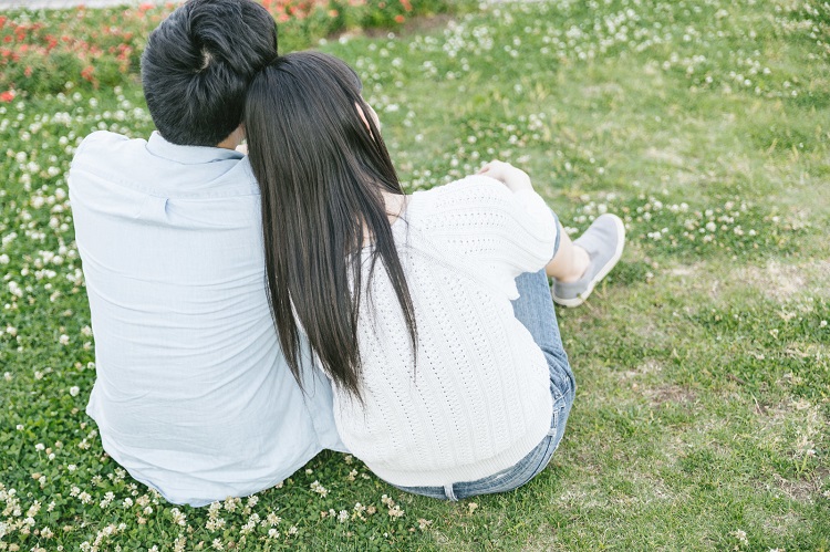 现实中，有些女人敢跟男人发生肢体互动，或许也是暧昧的试探。
这种女人，通常性格直