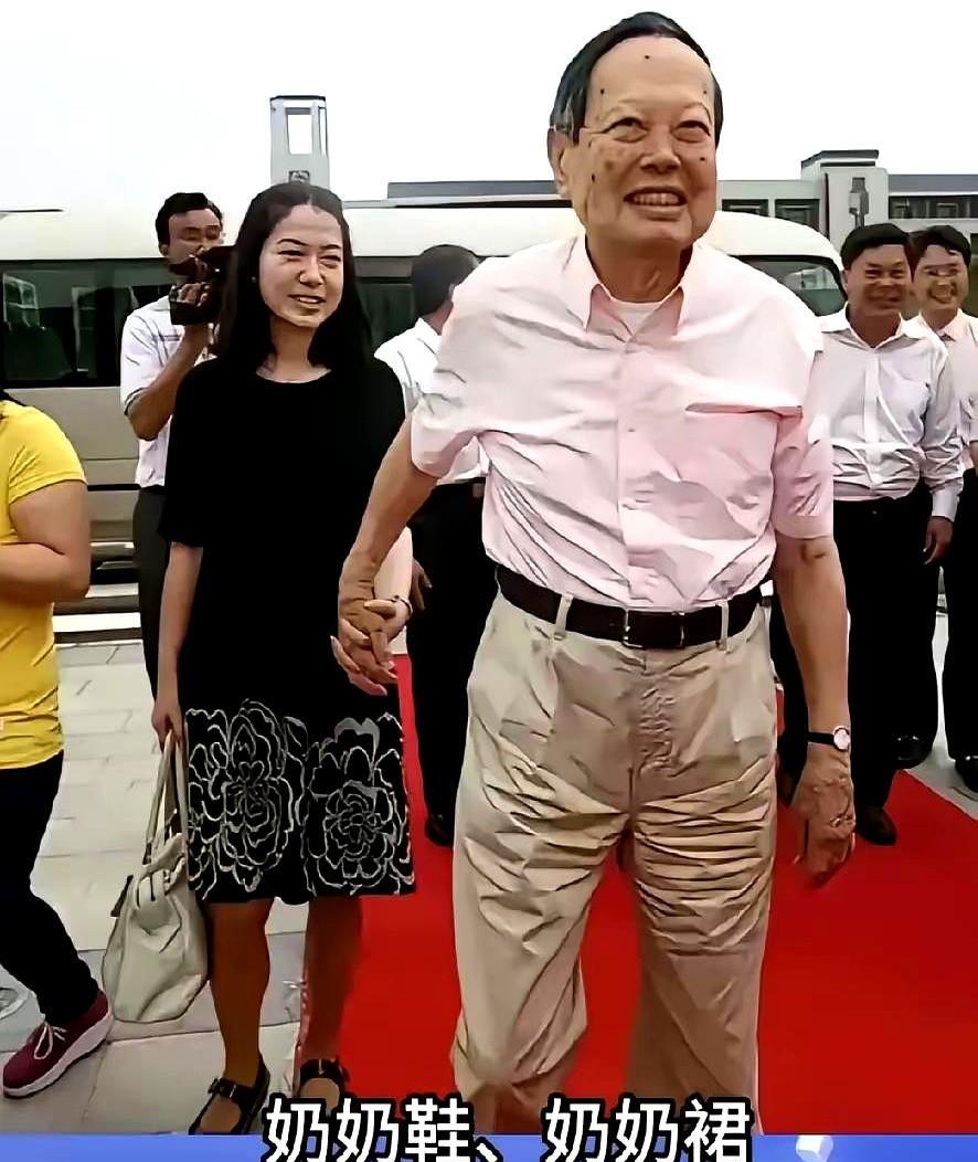 为什么大家都喜欢找年轻的对象？看翁帆和杨振宁
你们有没有发现啊两个人过日子久了连