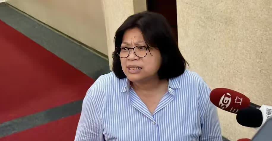 马英九厦门唱《龙的传人》   绿委王美惠叫嚣：“台湾人不是中国人”

那你可