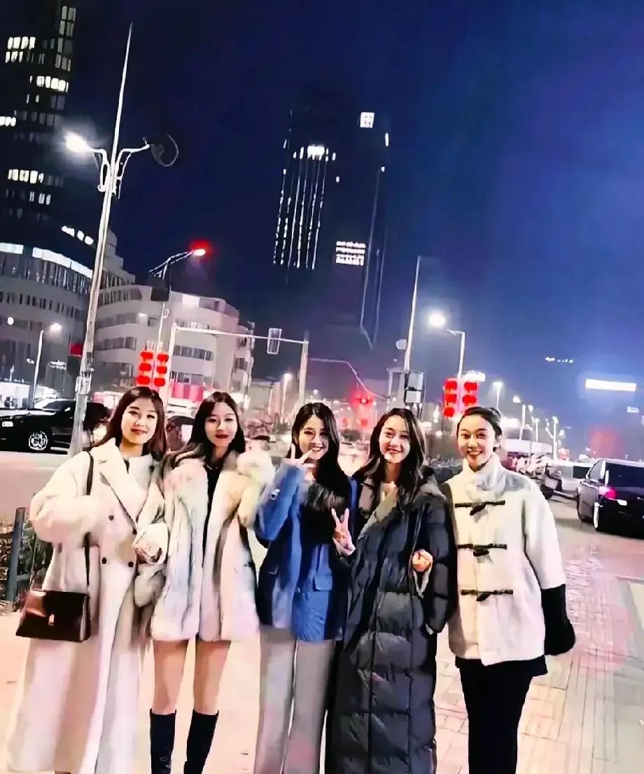 还是苏杭美女漂亮，广西广东确实没有美女，有也是外地移过去的！