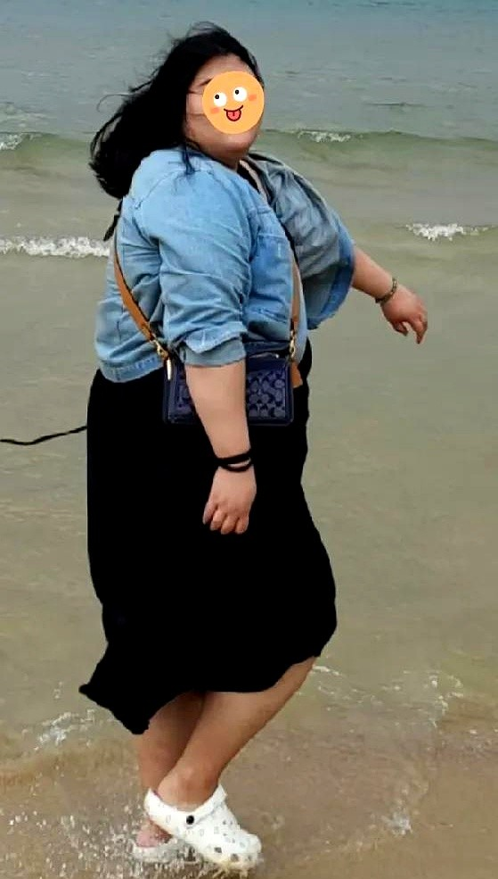 求助求助！

妹妹家的外甥女上高中了，175高，200斤。

一个女孩子，长成这