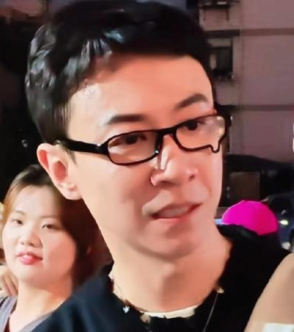 近日，张维伊换造型一事引发了广泛关注和热议。
此前，张维伊的造型常被网友吐槽为“