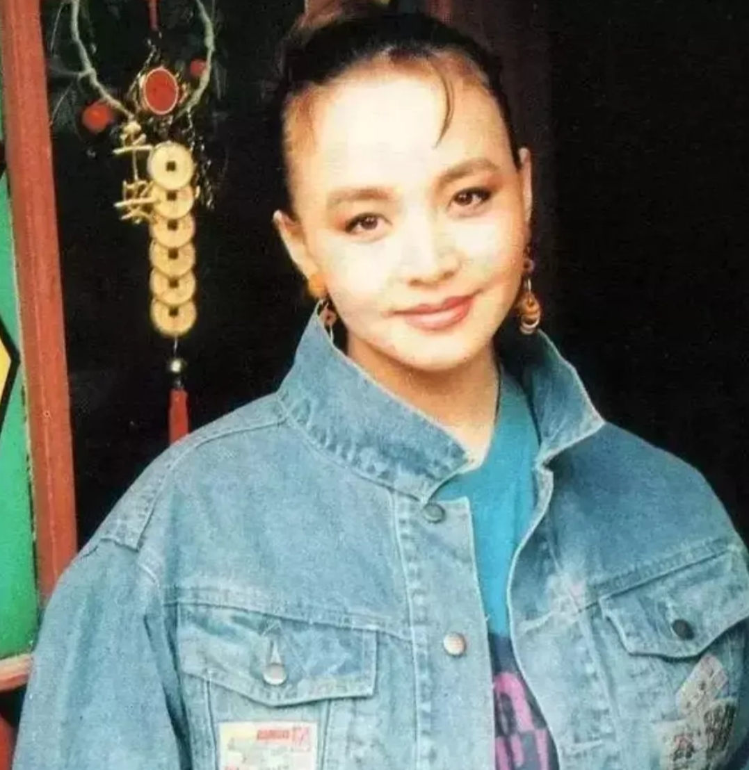 英达的新欢梁欢，看长相，看气质，比宋丹丹也好不了多少啊，再说也没有宋丹丹名气大成