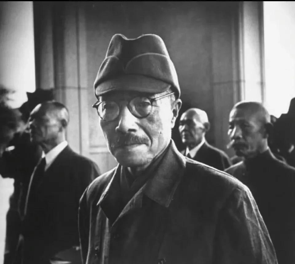 1948年12月23日，侵华的战犯东条英机，在这天被执行绞刑。据说，牠挣扎了数分
