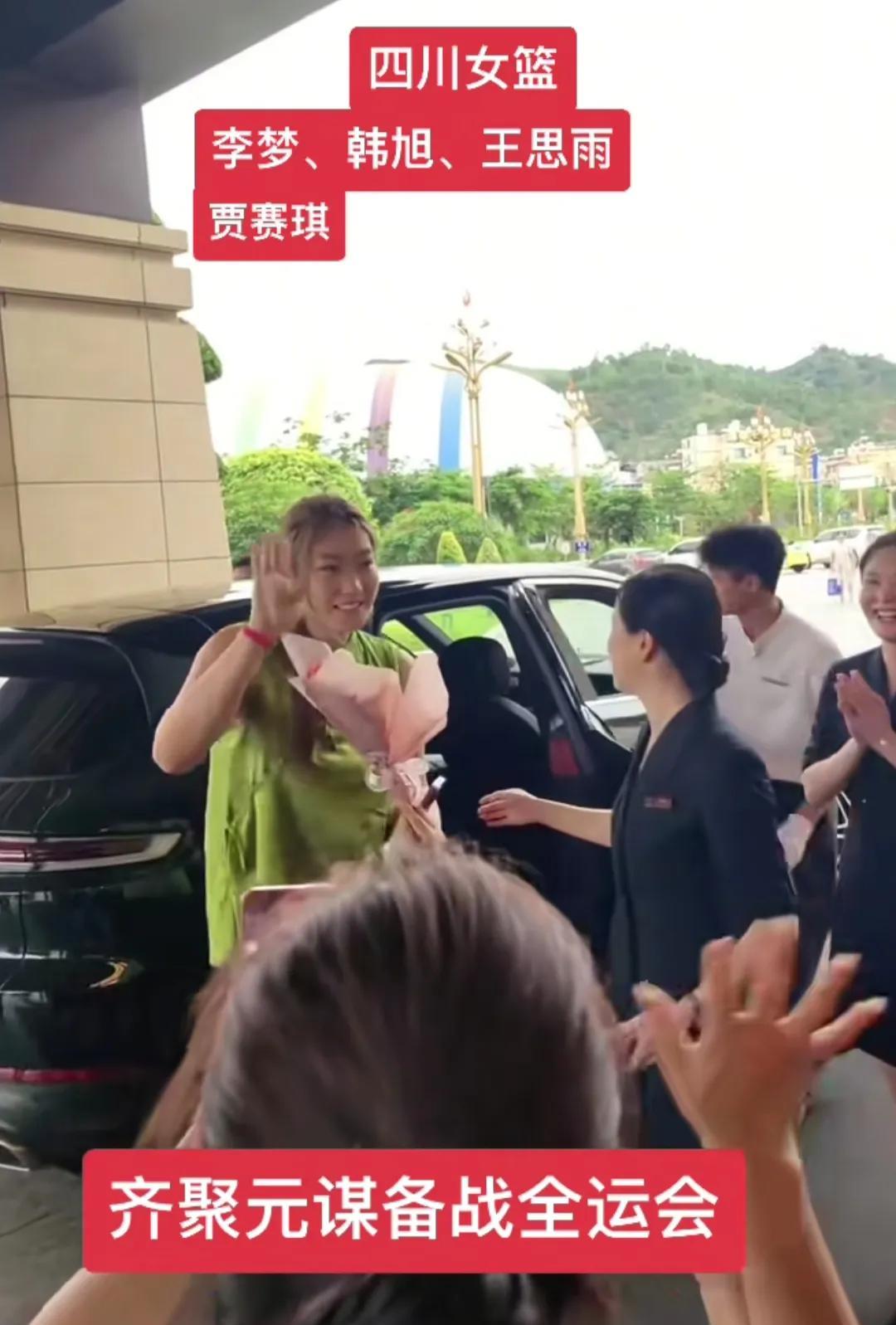 处于风尖浪口的李梦，
现身云南元谋，
四川女篮球员开始汇合，
要打全运会女篮预选