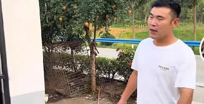 一家人真会演戏！
阿杜去给孩子送衣服，明显提前排练好，不然阿杜刚进门，就拿着手
