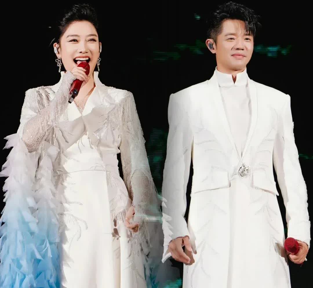 民意战胜了资本，
凤凰传奇青岛演唱会座无虚席

万万没想到，曾毅的春日手表