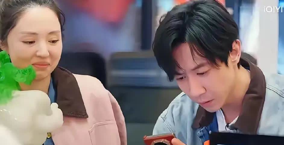 董璇这个表情，意味深长


张维伊抢着结账，尴尬的是卡里的钱没能马上到位，