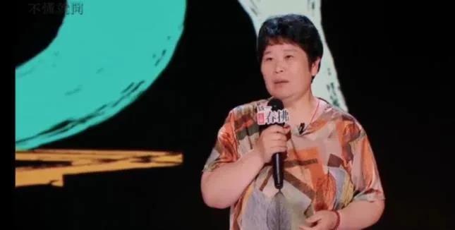 昨晚给喜剧之王的房主任炸得外焦里嫩的，效果好极了！

50岁的房主任穿衣气质