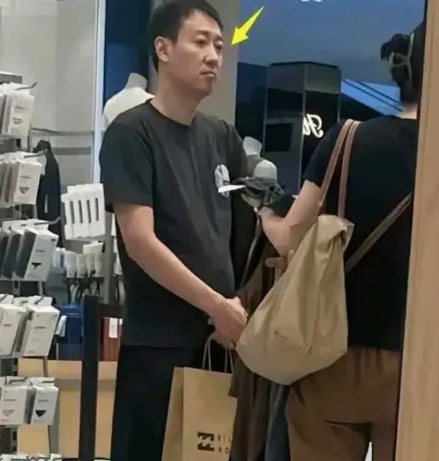 我问朋友，人活到50岁最怕什么？

朋友说他很佩服朱媛媛，不是因为他拍过什么