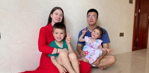 乌克兰姑娘嫁中国打工仔



一个乌克兰姑娘，不远万里嫁给中国小伙，你敢信？她放