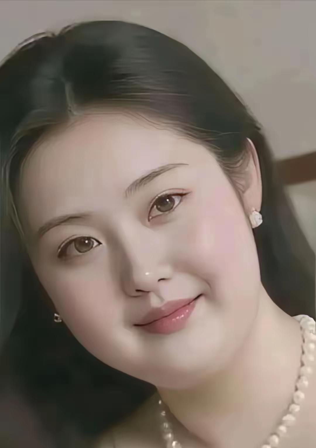 温柔高雅娇妻伴，
情深意长时光欢。
珠圆玉润旺夫相，
………………
【财源广进好
