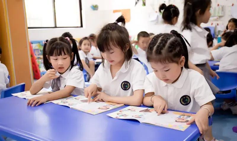 现在教师转岗的形式是学段往上升了！ 就是幼儿园教师转岗成小学教师，小学教师转岗成