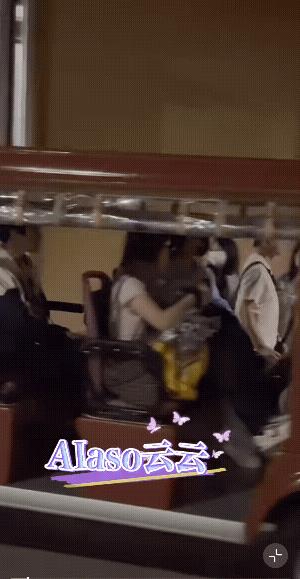 许凯今天又是夜戏哦！一瓯春给他排了好多大夜戏，又不是子夜归，晚上要捉猫妖，需要晚