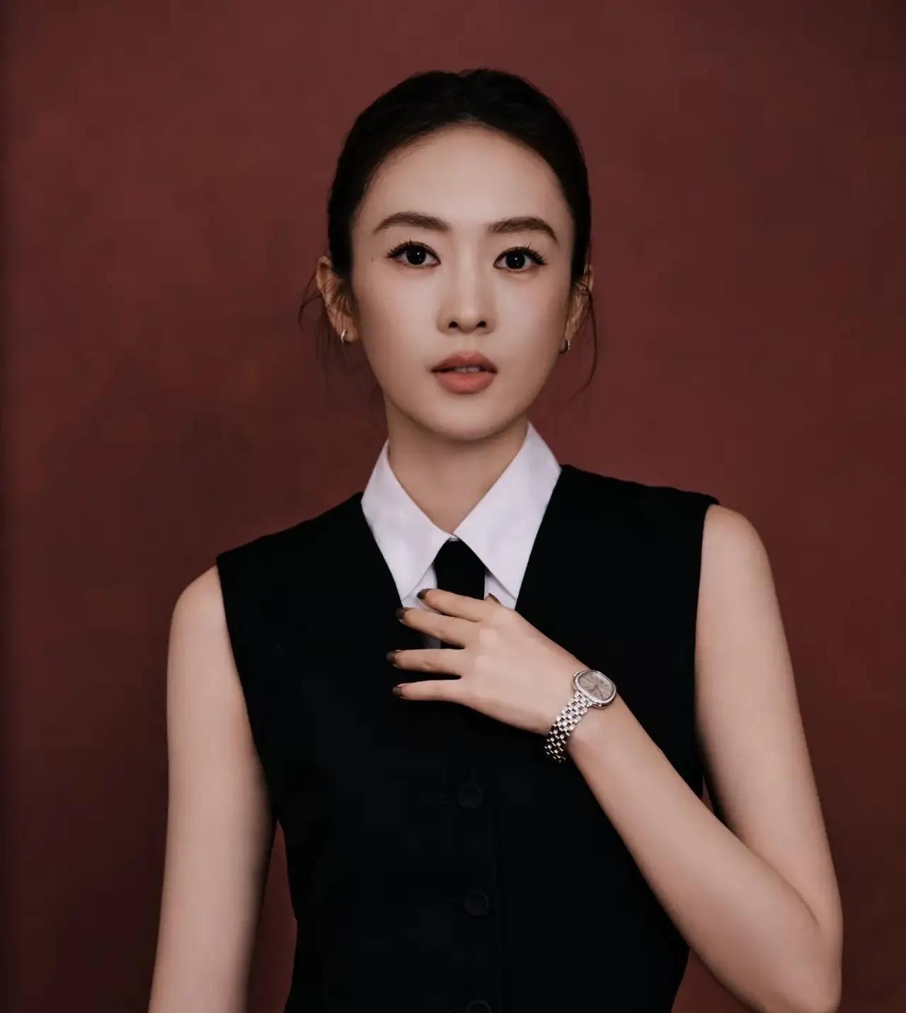 不管童谣是不是小章子怡！
也不管童谣是不是白玉兰评委，
首先的首先，她还是她自己
