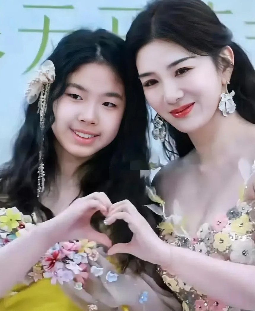 终于明白黄奕为何不想让女儿走娱乐圈的路了

并不是因为她不比小沈阳有钱，有资