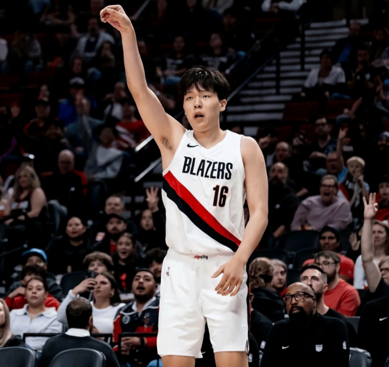 中国男篮球员杨瀚森谈自己打NBA正式比赛的感觉，他表示：小时候我有个朋友很喜欢库